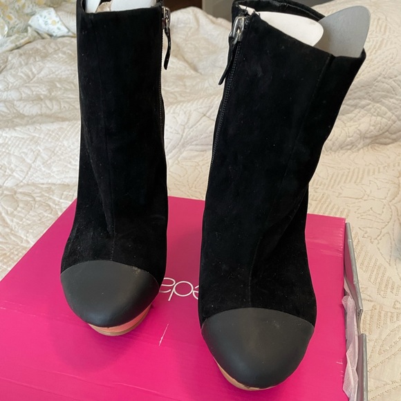 Black wedge booties size 9 - Picture 3 of 4